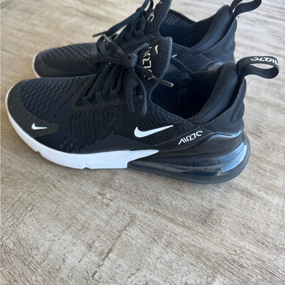 Black Nike Air Max Shoes - Picture 2 of 6